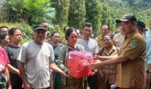 Pemkab Manggarai Timur menyalurkan sejumlah bantuan bagi warga terdampak bencana pergerakan tanah di Desa Paang Leleng, Kecamatan Kota Komba Utara, Kabupaten Manggarai Timur. (Prokopim Manggarai Timur.)