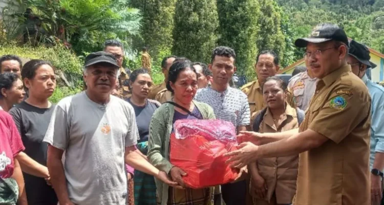 Pemkab Manggarai Timur menyalurkan sejumlah bantuan bagi warga terdampak bencana pergerakan tanah di Desa Paang Leleng, Kecamatan Kota Komba Utara, Kabupaten Manggarai Timur. (Prokopim Manggarai Timur.)