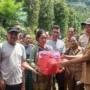 Pemkab Manggarai Timur menyalurkan sejumlah bantuan bagi warga terdampak bencana pergerakan tanah di Desa Paang Leleng, Kecamatan Kota Komba Utara, Kabupaten Manggarai Timur. (Prokopim Manggarai Timur.)