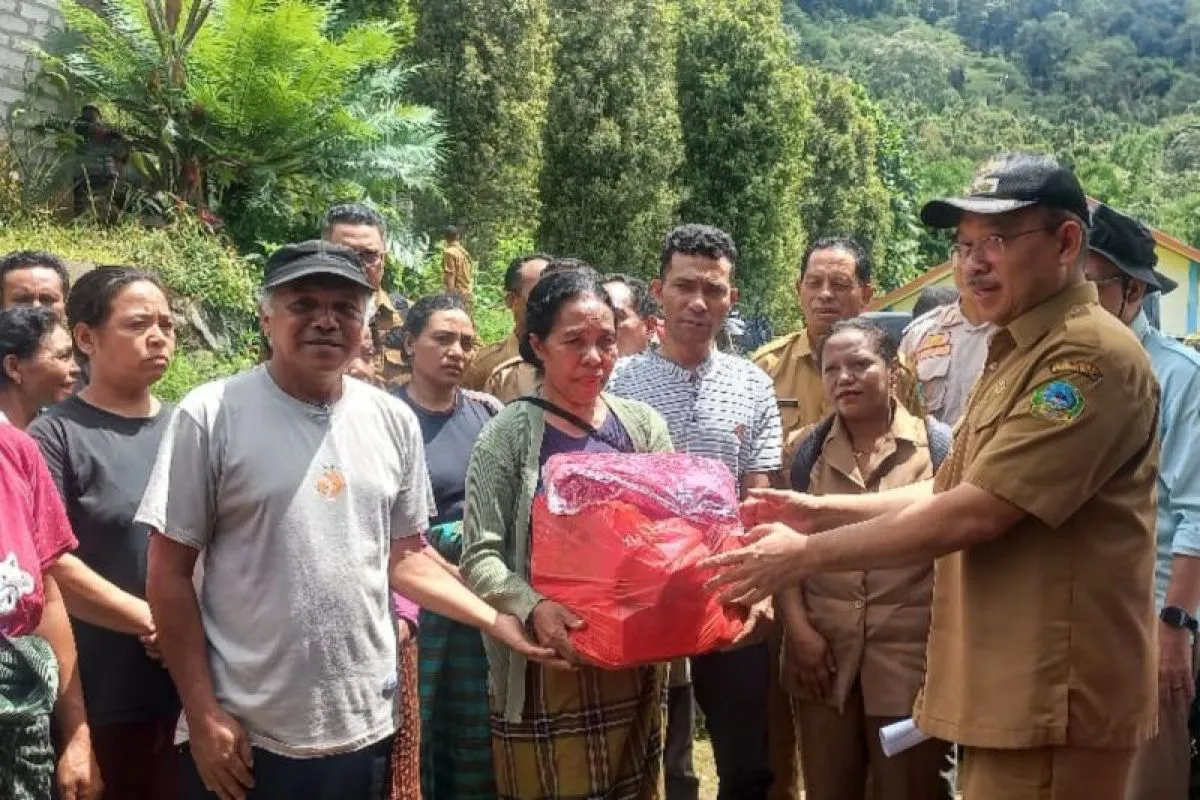 Pemkab Manggarai Timur menyalurkan sejumlah bantuan bagi warga terdampak bencana pergerakan tanah di Desa Paang Leleng, Kecamatan Kota Komba Utara, Kabupaten Manggarai Timur. (Prokopim Manggarai Timur.)